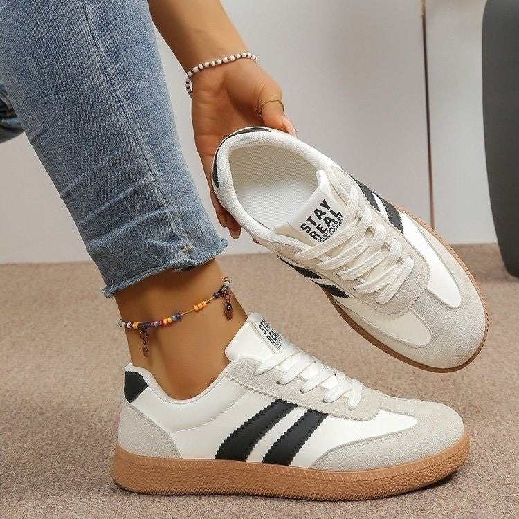 Damen Retro Sneaker mit Gummisohle, Velours‑Details und markanten Seitenstreifen Shop Nory