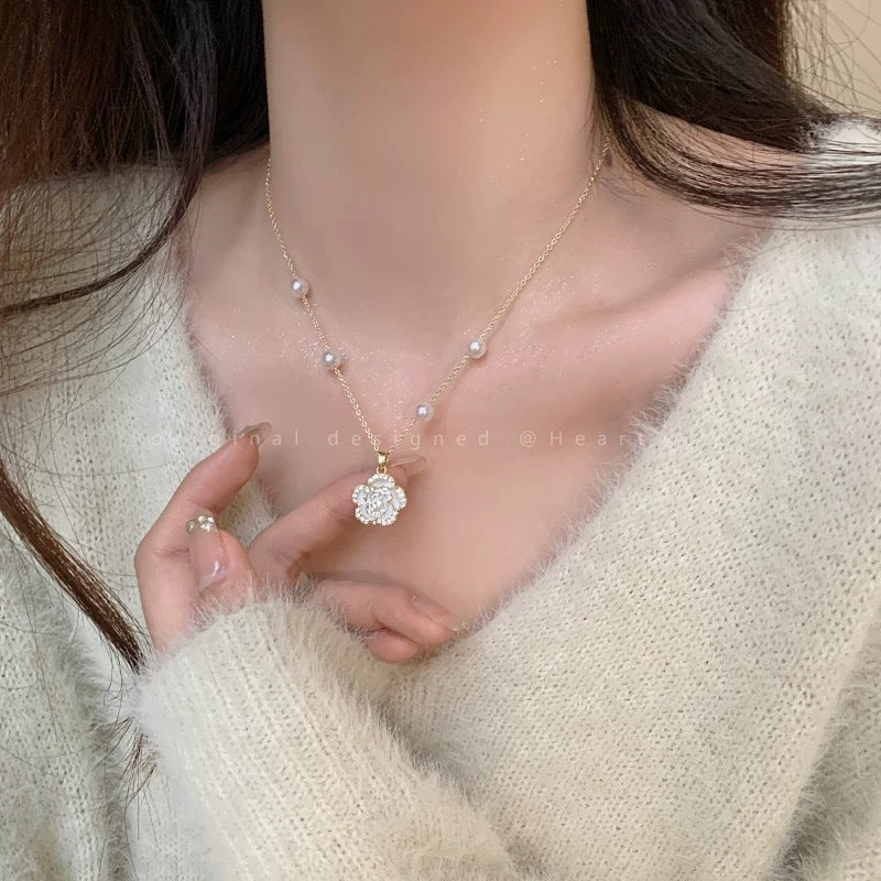 Damen Halskette mit funkelnden Perlen und eleganten Blumenanhänger Shop Nory