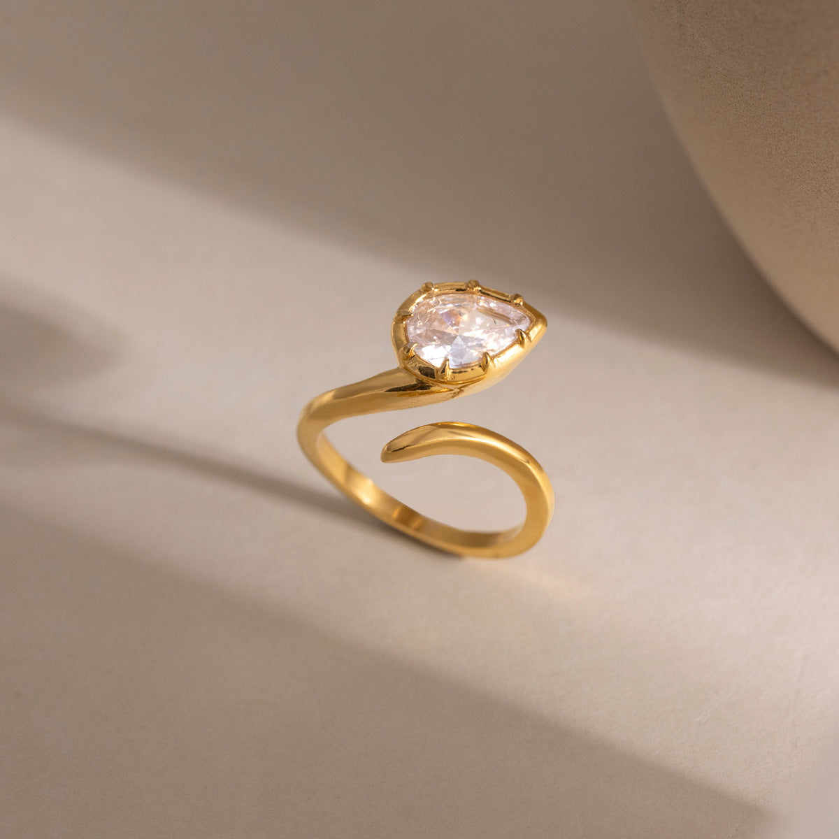 Damen Offener Ring mit funkelndem Tropfenstein und modernem Design Shop Nory