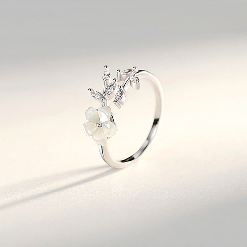 Damenring mit floralem Design und funkelnden Zirkonia Shop Nory