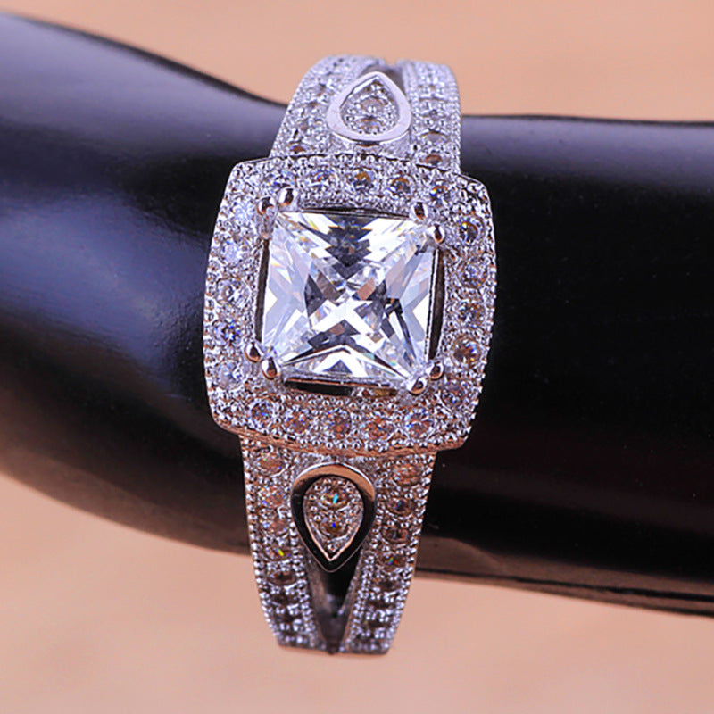Damen Ring mit funkelndem Zirkonia-Besatz und kunstvollem Design Shop Nory