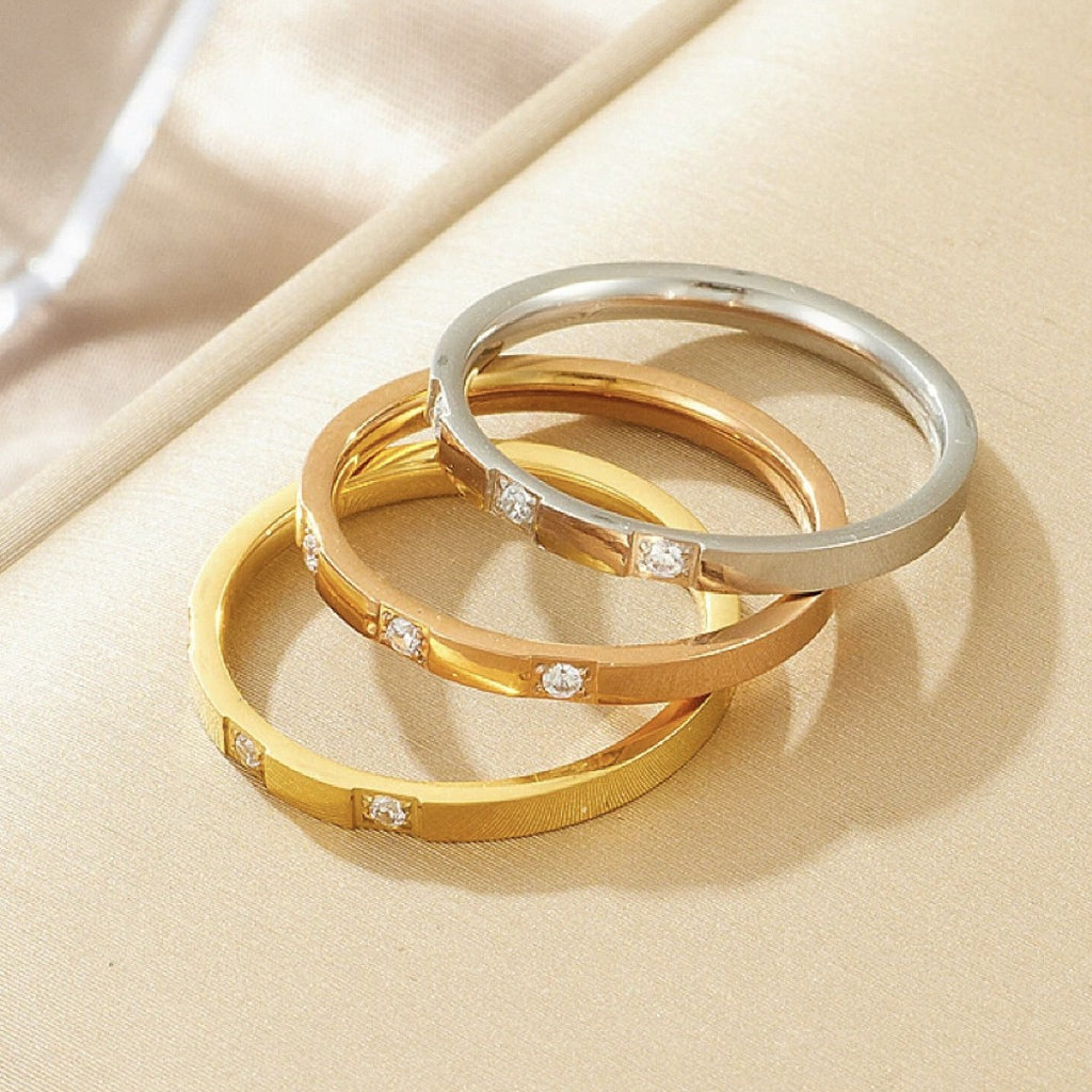Damen Gold Strukturierter Bandring mit Funkelnden Akzenten Shop Nory