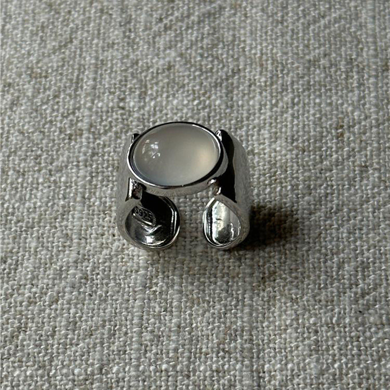 Damenring mit elegantem, geschwungenem Design und grünem Stein Shop Nory