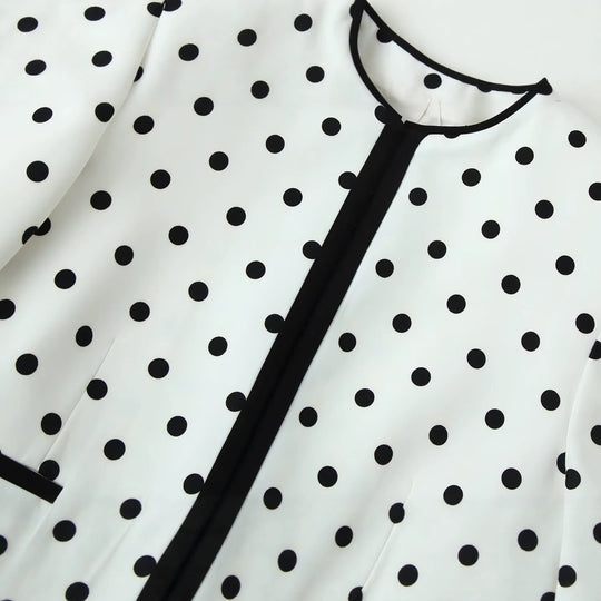 Damen Kurzblazer im Punkte-Design mit schwarzer Kontrastpaspel und Rundhalsausschnitt Shop Nory
