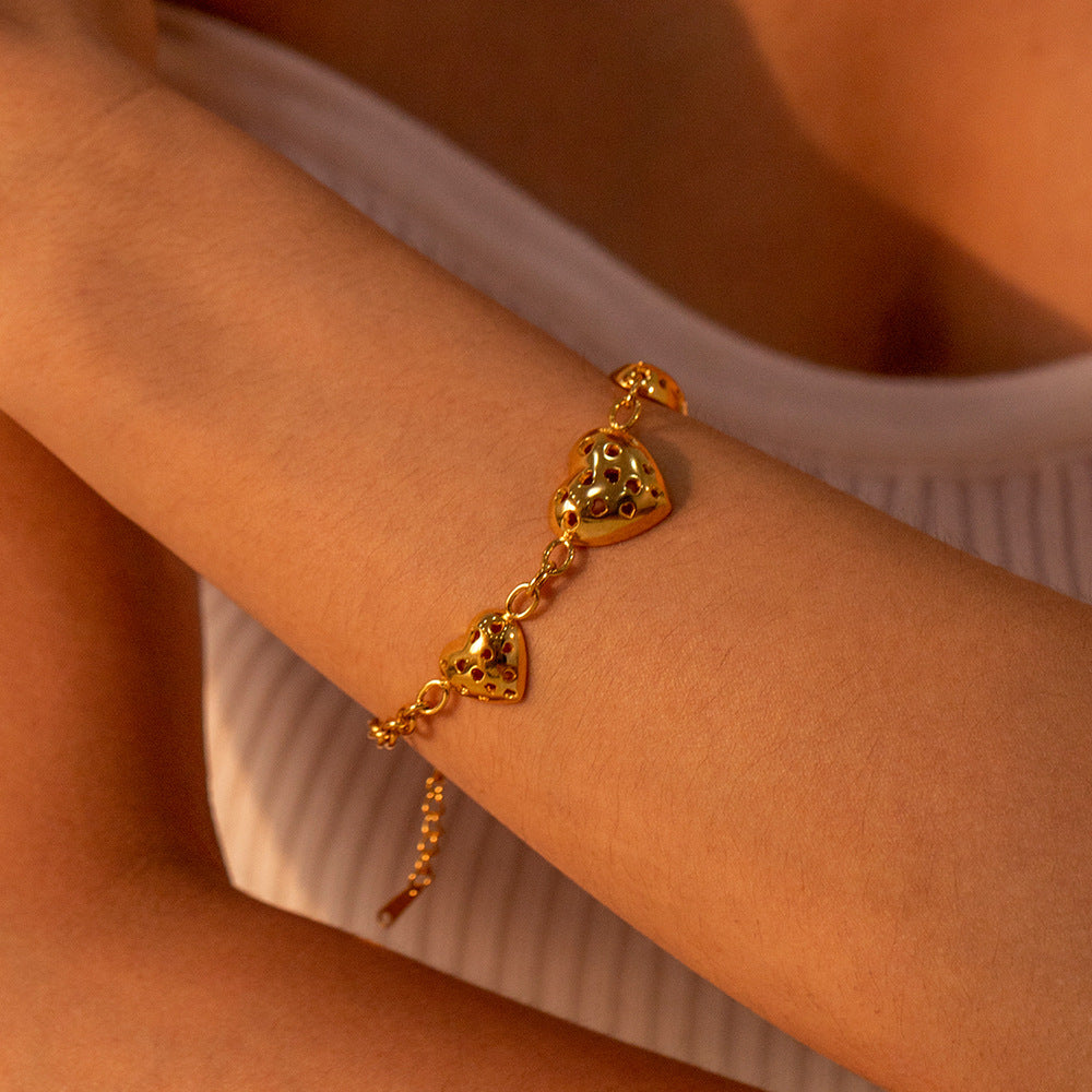 Damen Armkettchen mit herzförmigen Anhängern und elegantem Design Shop Nory