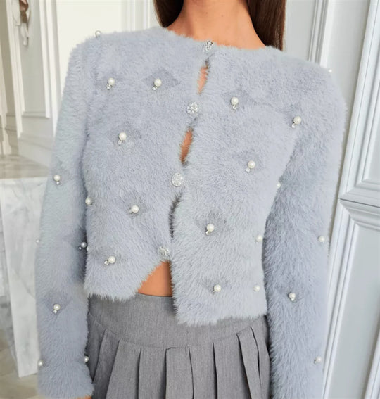 Damen Flauschiger kurzgeschnittener Perlen-Cardigan mit strassbesetzten Schmuckknöpfen Shop Nory
