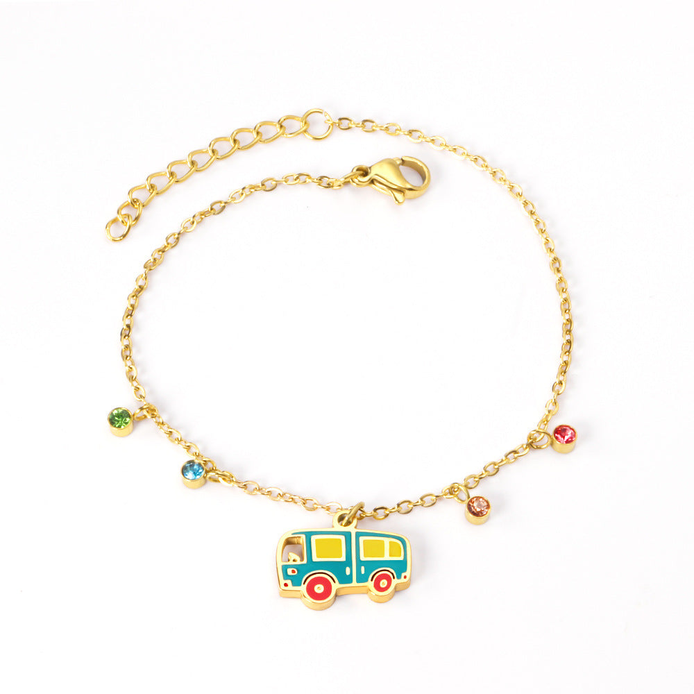 Damen Armband mit verspieltem Hotdog-Anhänger und goldfarbener Kettenstruktur Shop Nory