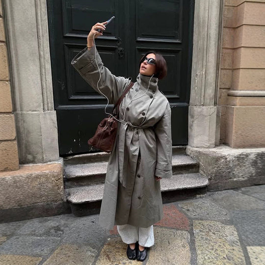 Damen Maxi-Trenchcoat mit hohem Stehkragen, doppelreihiger Knopfleiste & Taillengürtel Shop Nory