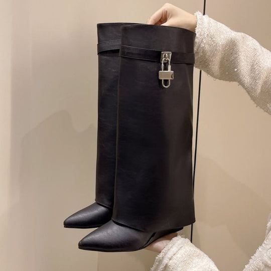 Damen Kniehohe Lederoptik‑Stiefel mit spitzer Zehenkappe, flachem Absatz und Schlossapplikation Shop Nory