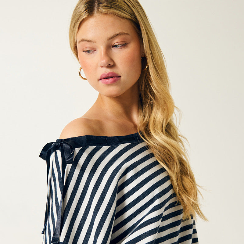 Damen Oversize-Sweatshirt im Marinelook mit Off-Shoulder, Knopfleiste und Satinschleifen Shop Nory