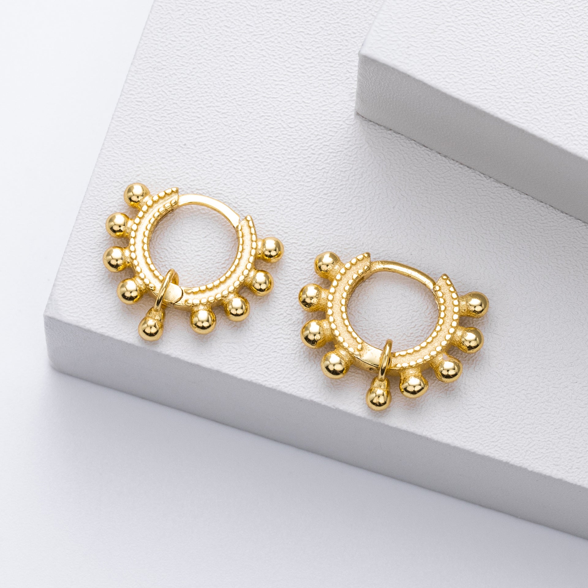 Damen Elegante Ohrstecker mit goldfarbener Oberfläche Shop Nory
