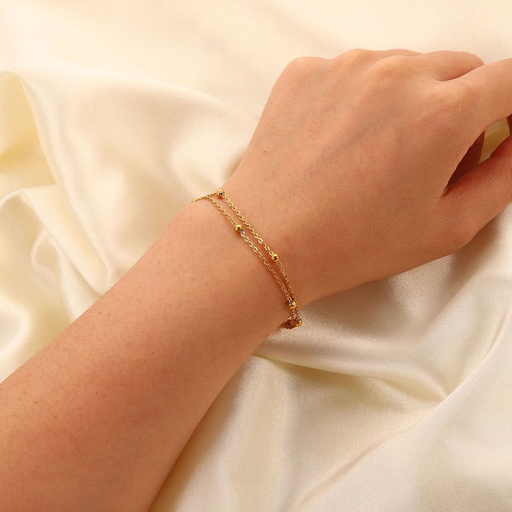 Damen Armband mit filigranem Kettendesign und glitzernden Perlen Shop Nory