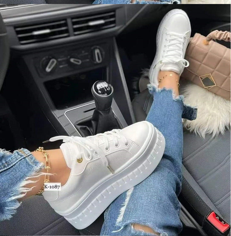 Damen Modische Plateau-Sneaker mit glattem Obermaterial, seitlichem Reißverschluss und markanter Profilsohle Shop Nory