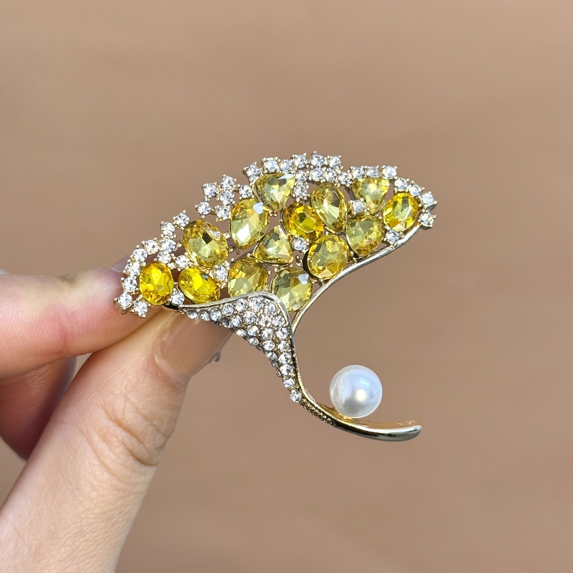 Filigrane Emaillierte Ahornblatt-Brosche mit Zirkonia