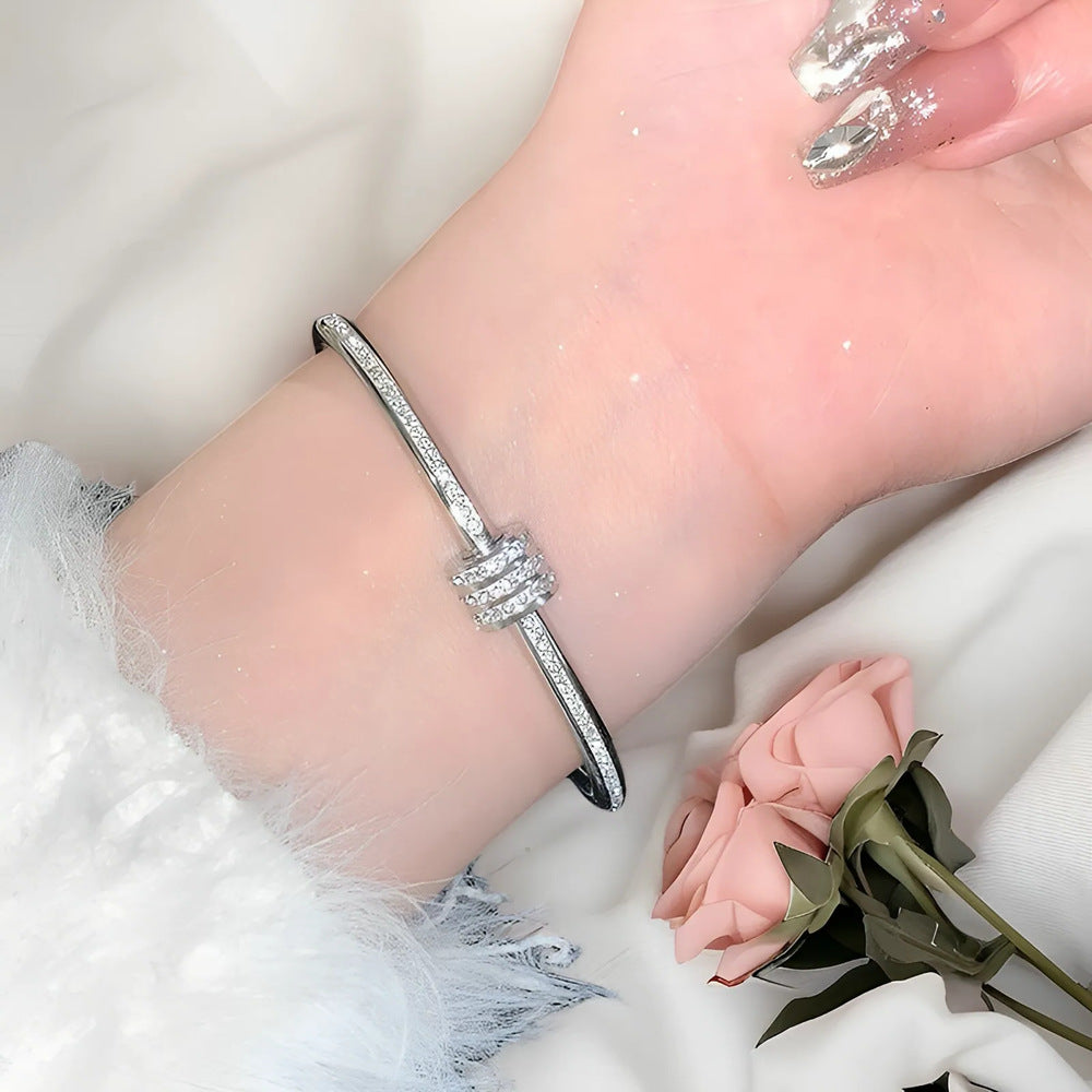 Damen Armreif mit funkelndem Zirkon-Besatz und elegantem Design Shop Nory