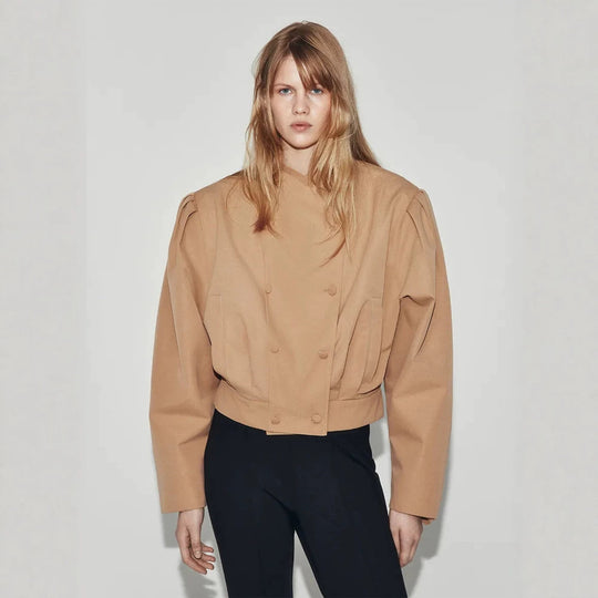 Damen Kurzjacke im kastigen Cropped‑Schnitt mit doppelter Knopfleiste und strukturierten Schulterfalten Shop Nory