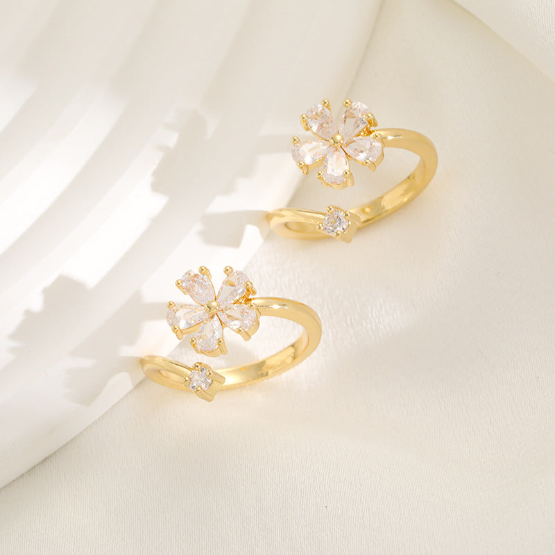 Damen Ring mit elegantem floralen Design und funkelnden Zirkonia Shop Nory