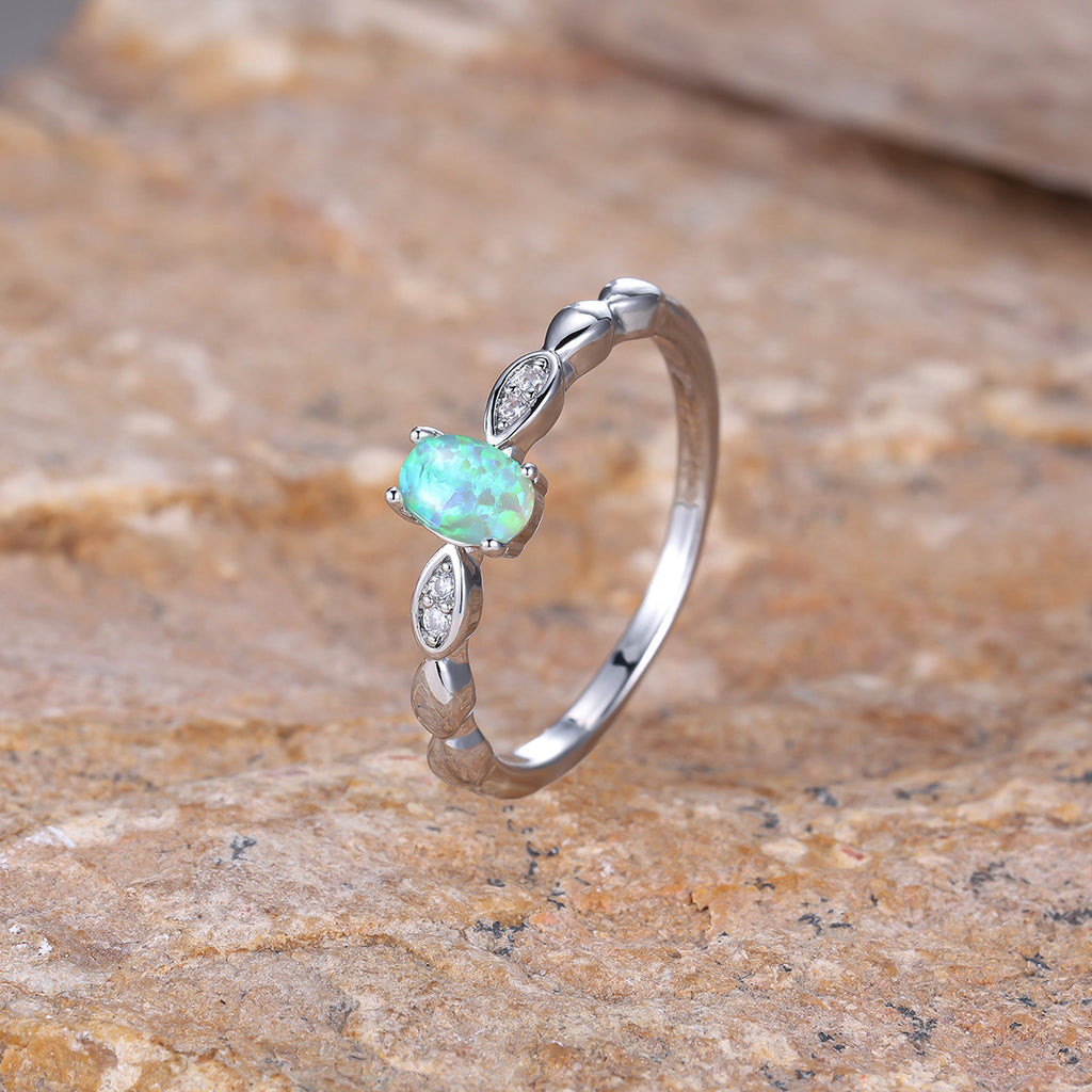 Damen Ring mit kunstvoller Opal-Fassung und funkelnden Zirkonia Shop Nory