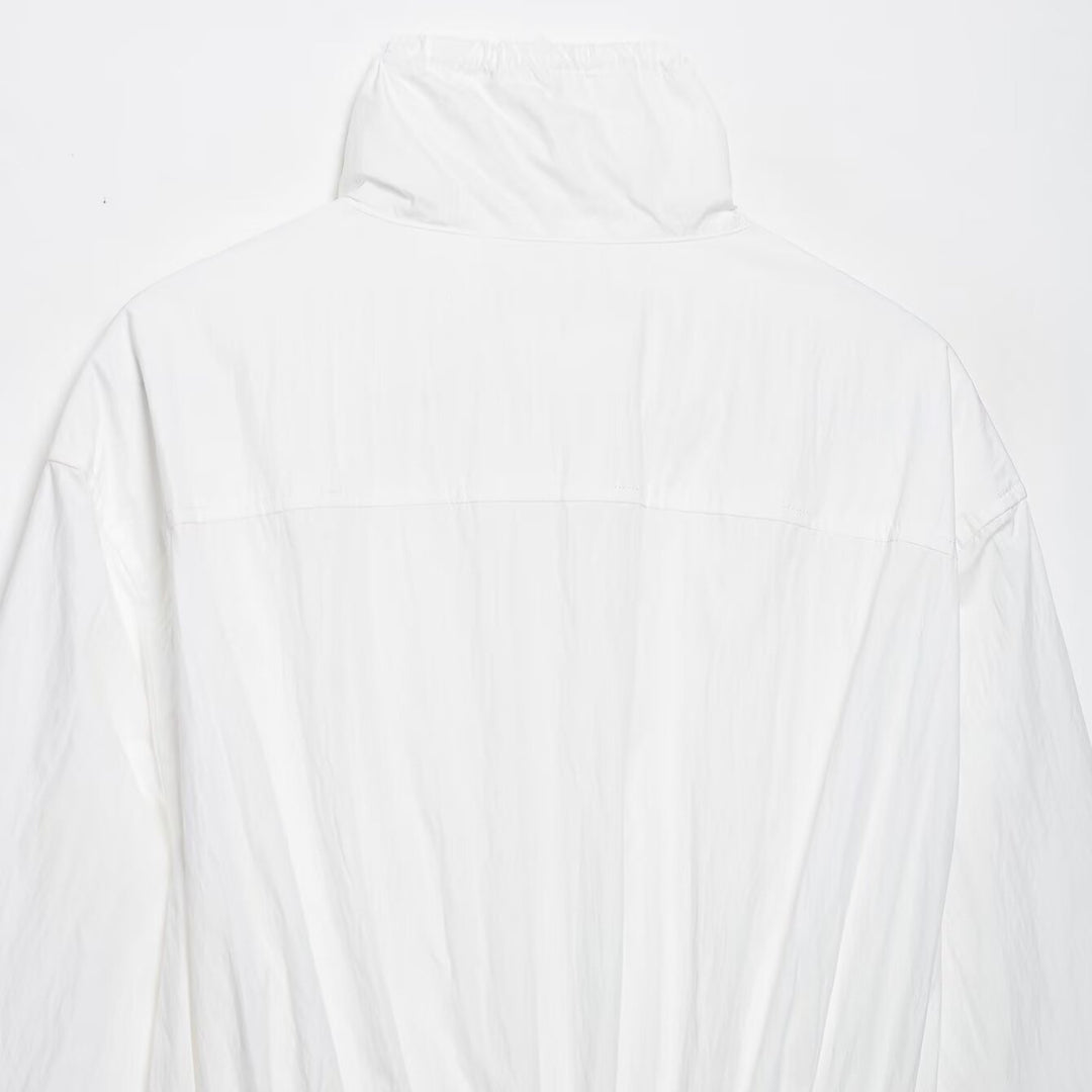 Damen leichte Cropped-Windjacke mit Tunnelzug‑Taillierung und hohem Stehkragen Shop Nory