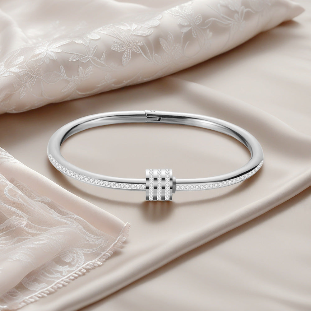Damen Armreif mit funkelndem Zirkon-Besatz und elegantem Design Shop Nory