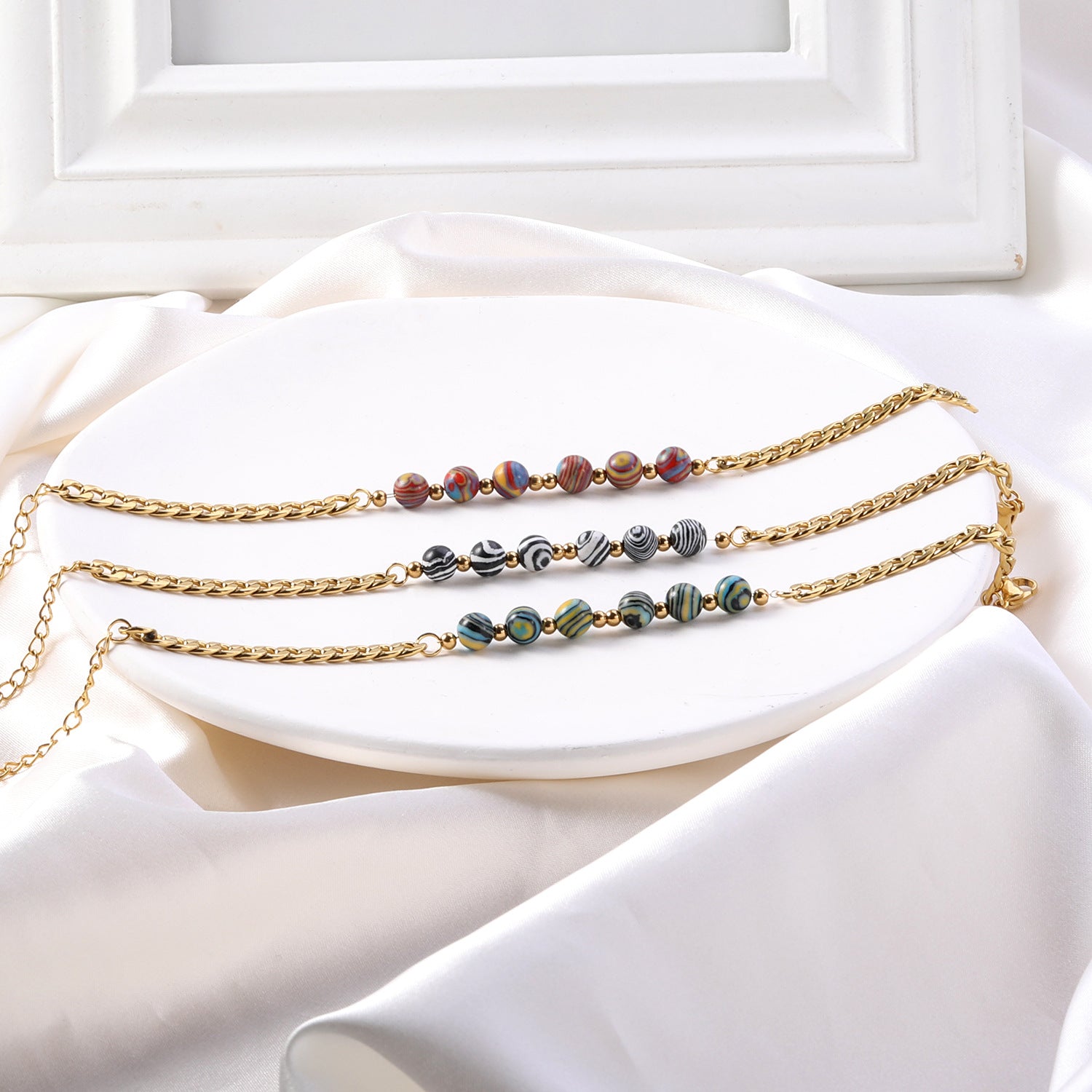 Damen Armband mit glänzender Gliederkette und elegantem Zebra-Muster Shop Nory