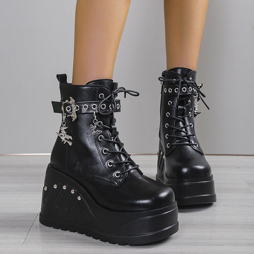 Damen nan Gothic Plateau-Stiefelette mit Schnürung, Ösenriemen und Anhänger-Details Shop Nory