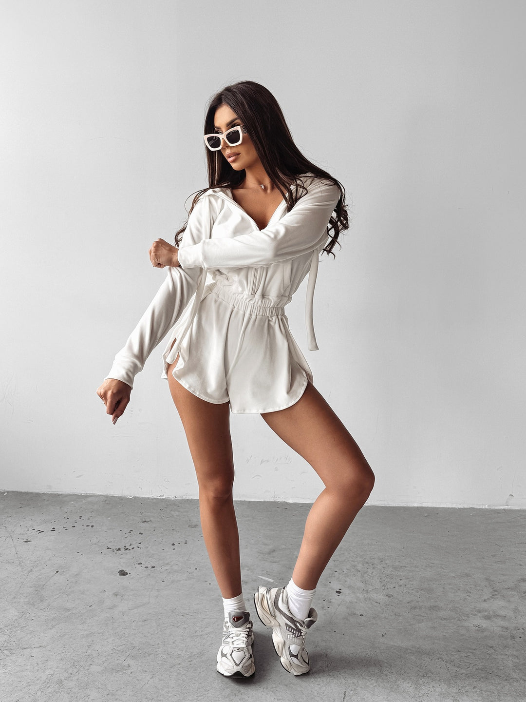 Damen cropped Zip-Hoodie mit gerafftem Tunnelzugbund und fließender High-Waist-Short im Lounge-Set Shop Nory