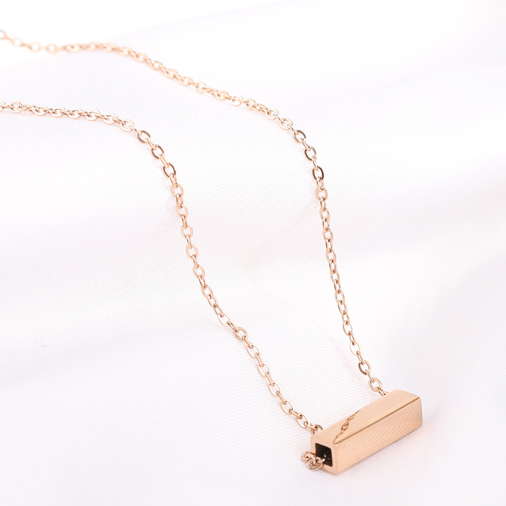 Damen Halskette mit minimalistischer Gravurplatte und feiner Gliederkette Shop Nory
