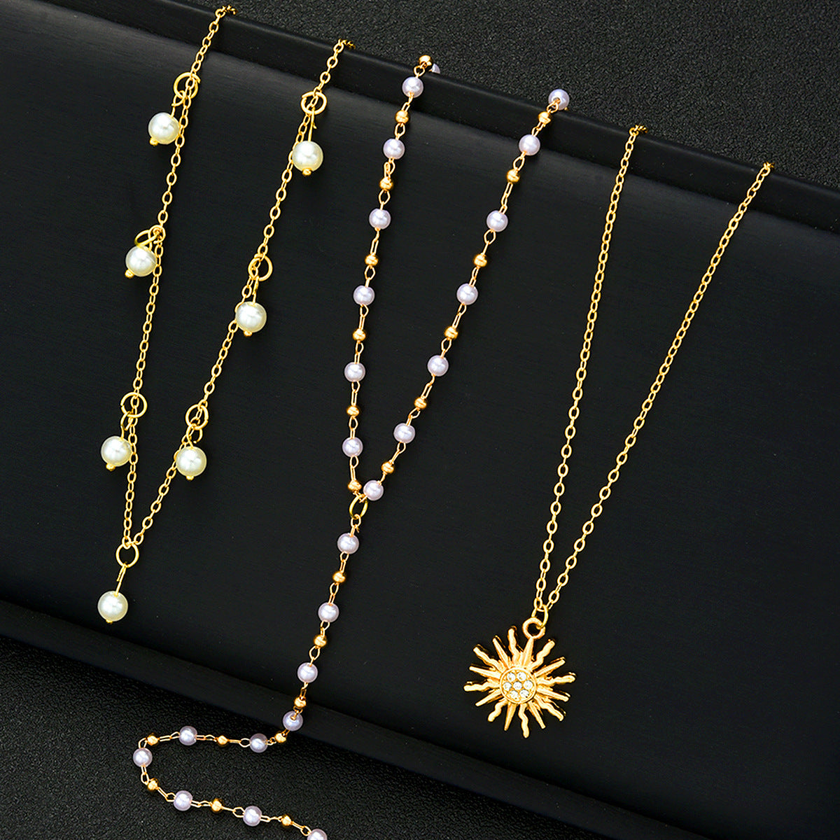 Damen Multilayer-Halskette mit strahlendem Sonnenanhänger und Perlenakzenten Shop Nory
