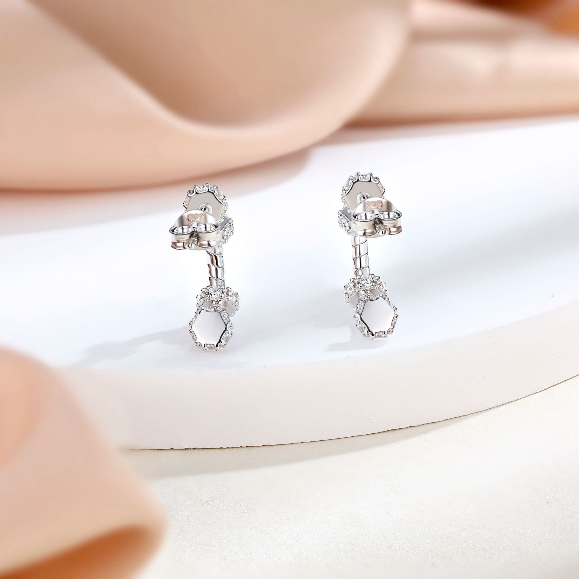 Damen Ohrstecker mit geschwungenem Design und funkelndem Zirkonia-Besatz Shop Nory