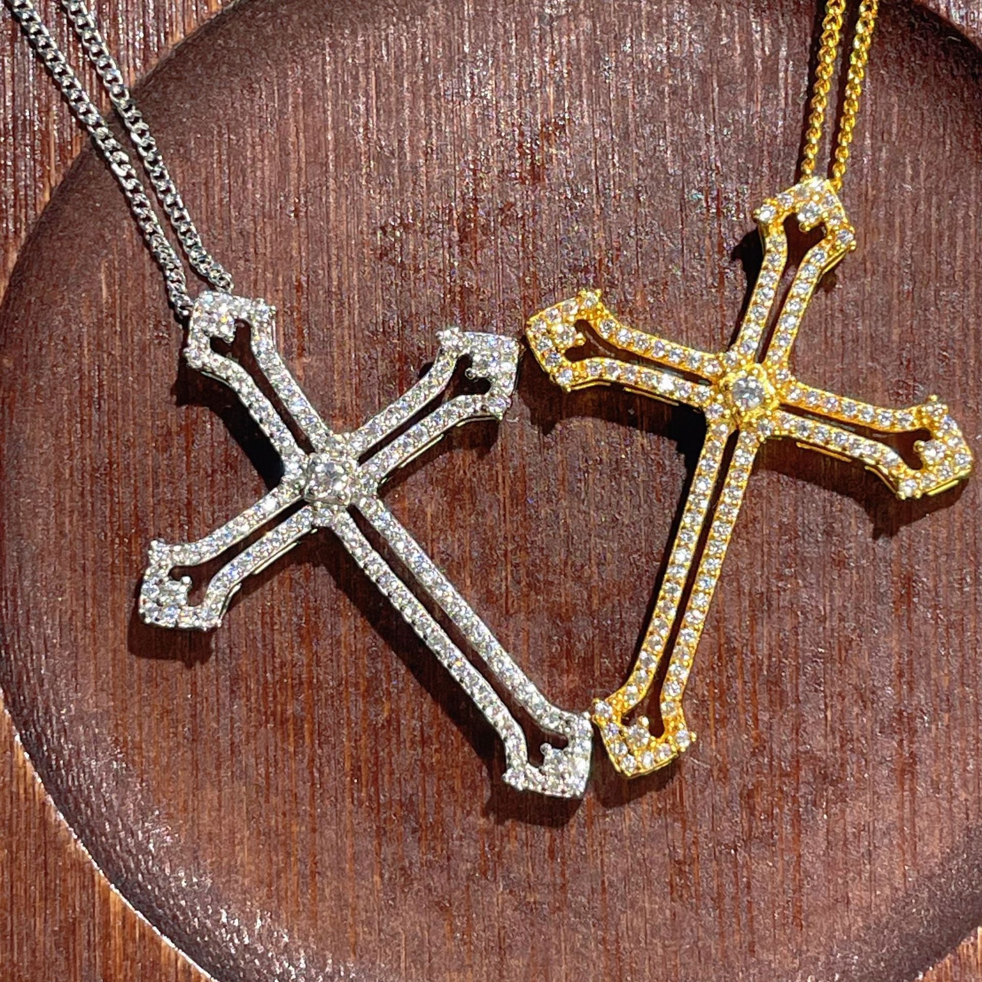 Damen Halskette mit kunstvollem Kreuz-Anhänger und funkelnden Zirkoniasteinen Shop Nory