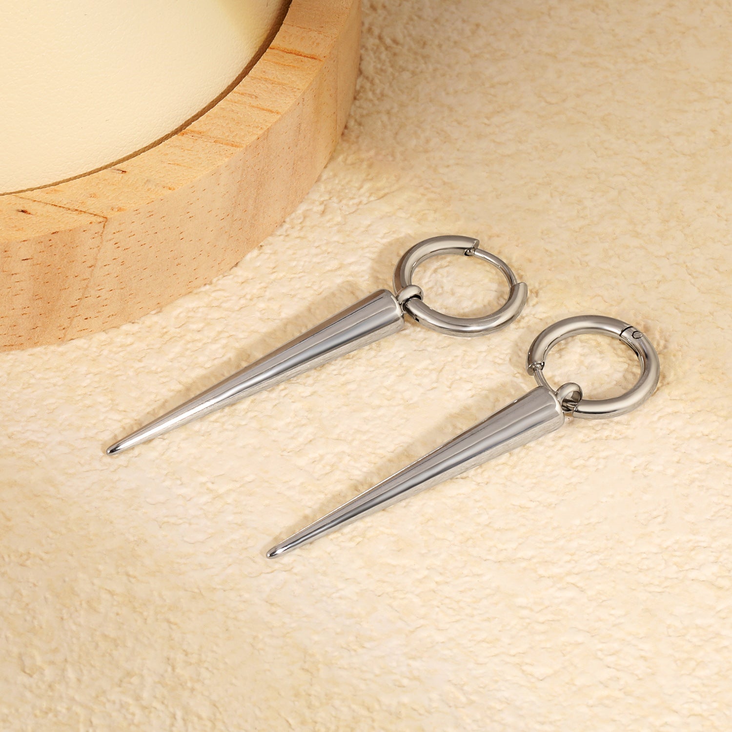 Damen Hängende Ohrstecker mit eleganten, spitzen Metallanhängern Shop Nory
