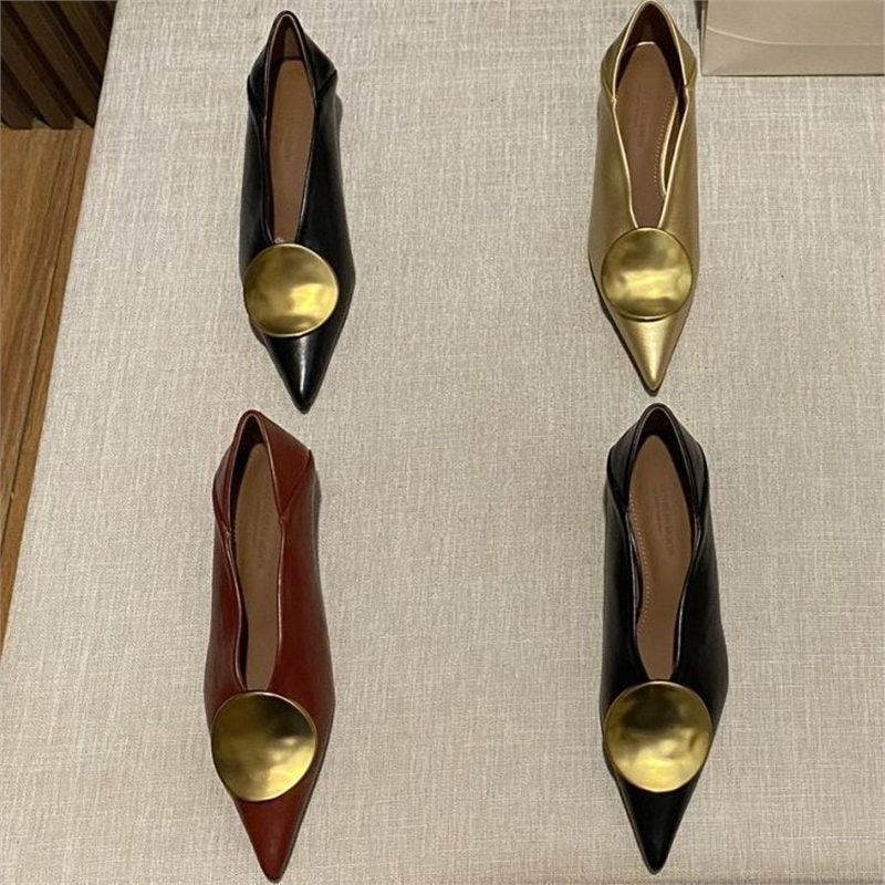 Damen Spitz zulaufende flache Slipper aus Lederoptik mit großen runden Zierplatten Shop Nory