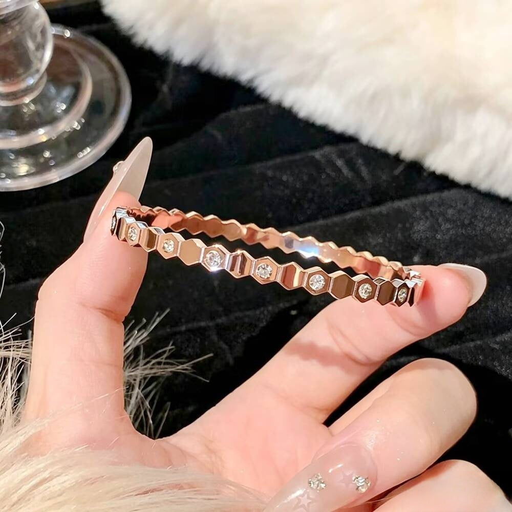 Damen Armreif mit hexagonalem Design und funkelnden Zirkonia Shop Nory