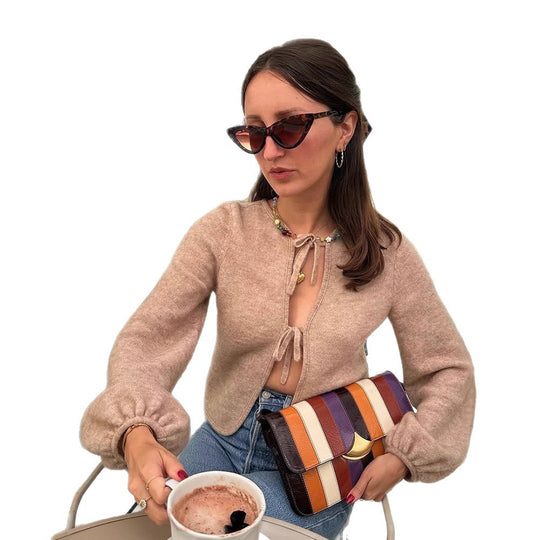 Damen Kurz geschnittene Strickjacke mit Bindebändern, Samtig-weicher Bouclé‑Optik und Ballonärmeln Shop Nory