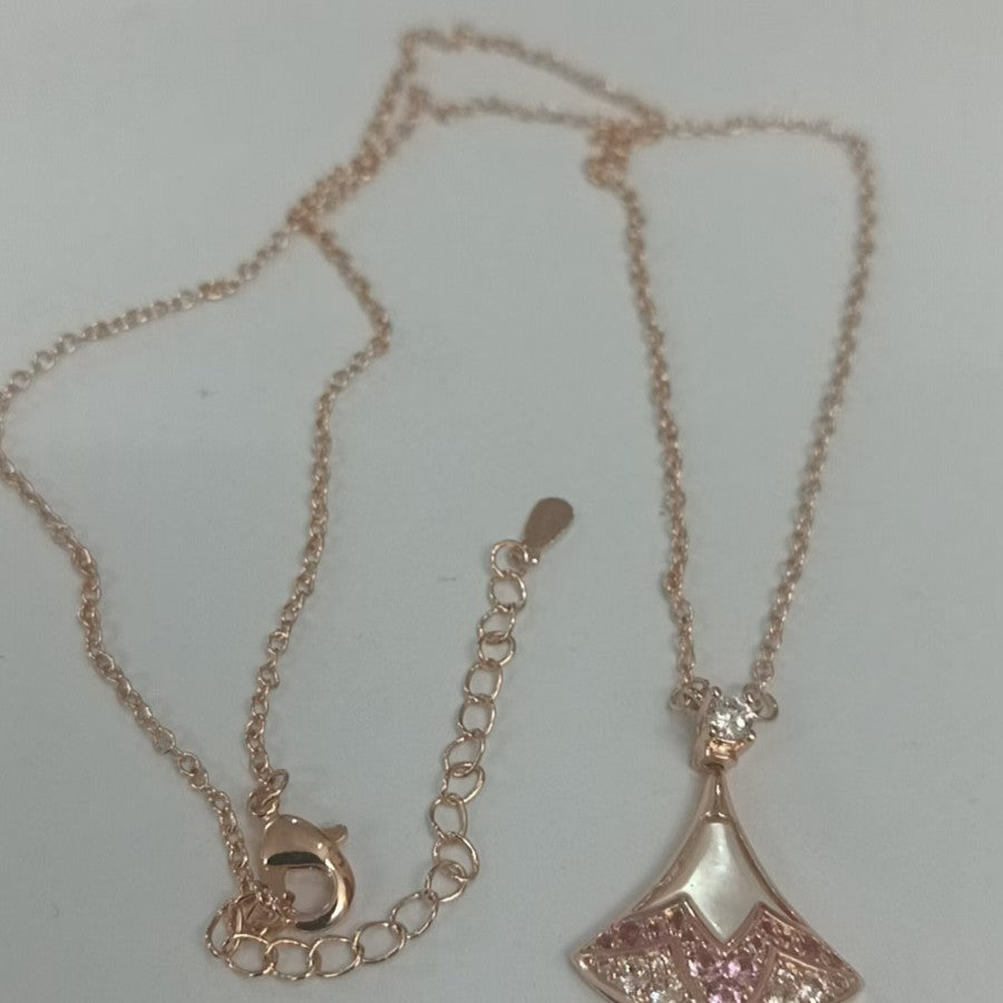 Damen Halskette mit luxuriösem Anhänger aus feinem Muschelmosaik und funkelnden Kristallen Shop Nory