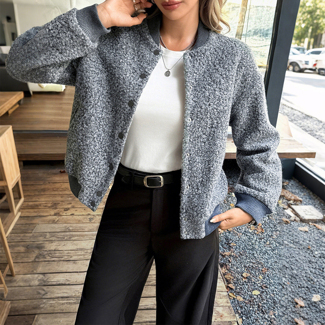 Damen nan kurzer Satin-Trench mit doppelreihiger Knopfleiste, aufgesetzten Pattentaschen und geknöpften Ärmelmanschetten Shop Nory