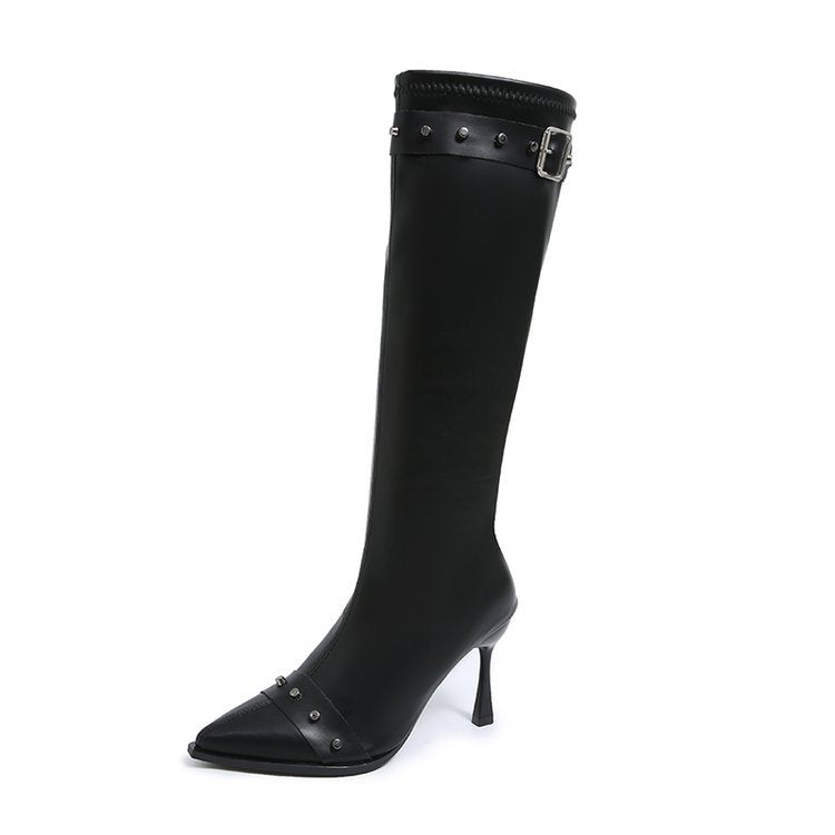 Damen Kniehohe Stiefel mit spitzer Zehenpartie, skulpturellem Stilettoabsatz und Zierriemen Shop Nory