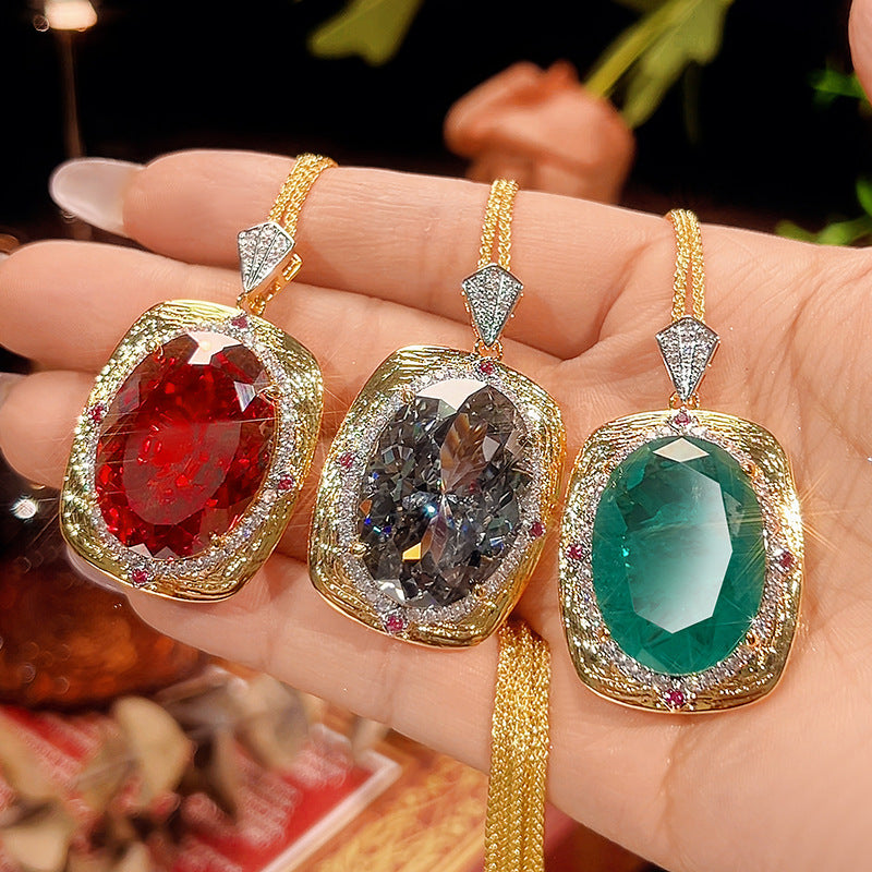 Luxuriöse ovale Amethyst-Anhänger mit Rubinelementen und Diamant-Halo-Goldkette