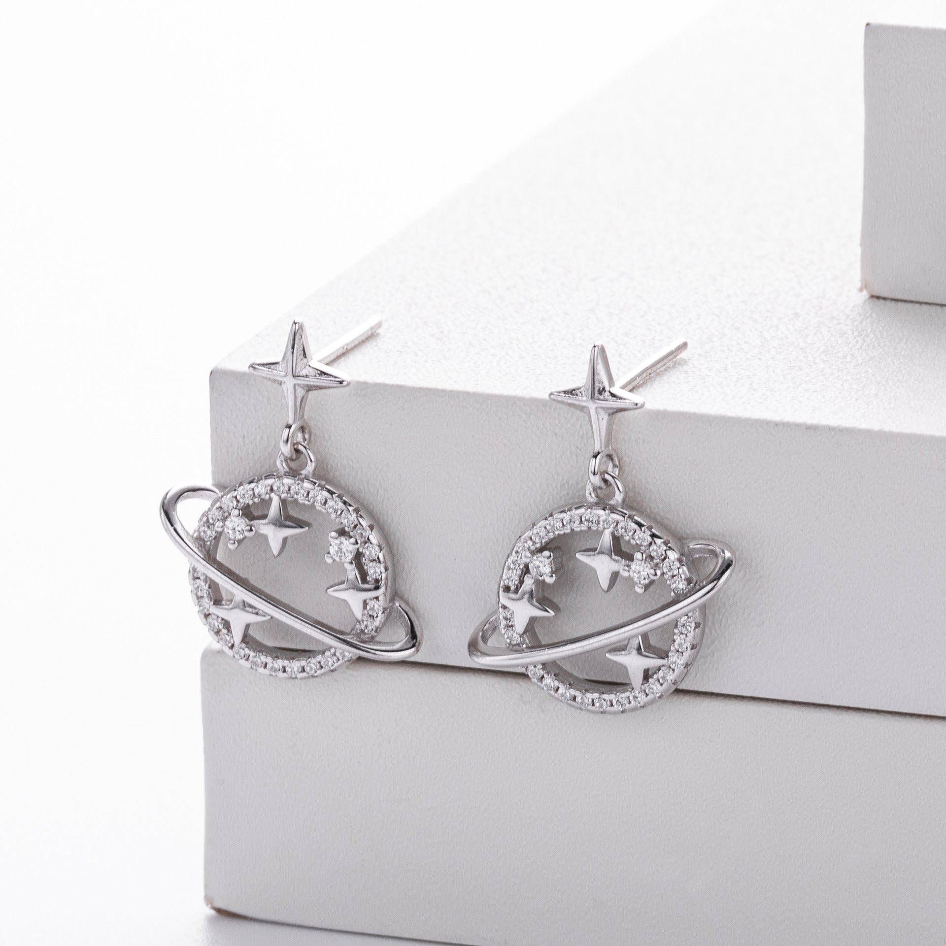 Damen Ohrhänger mit galaktischem Design und funkelnden Zirkonia Shop Nory