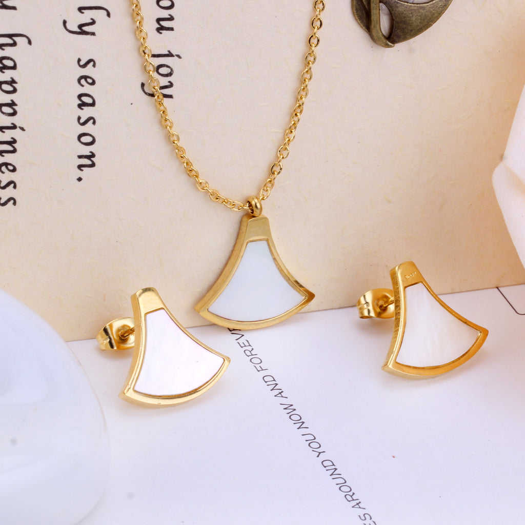 Damen Schmuckset mit goldenem, glänzendem Anhänger und funkelnden Zirkonia Shop Nory