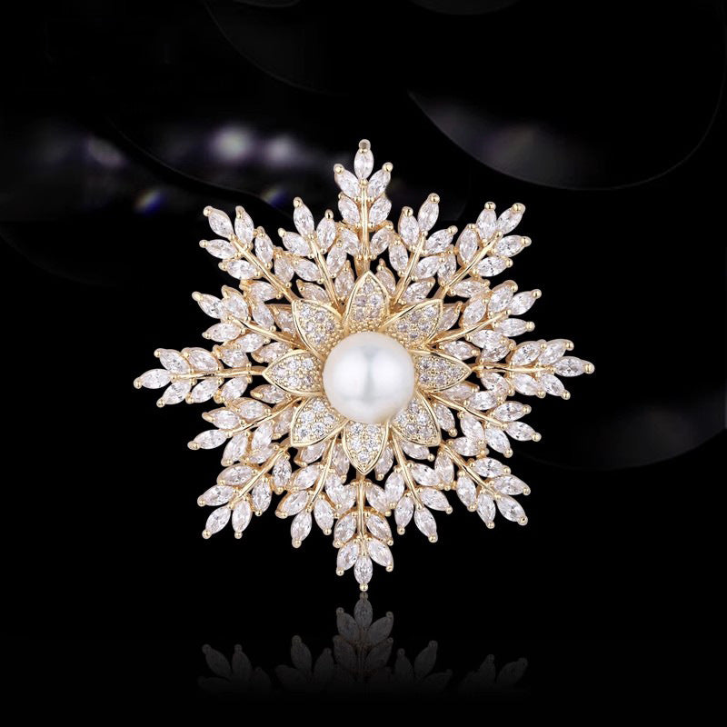 Elegante Perlenbrosche Florales Stern-Design mit Zirkonia Verziert