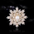 Elegante Perlenbrosche Florales Stern-Design mit Zirkonia Verziert