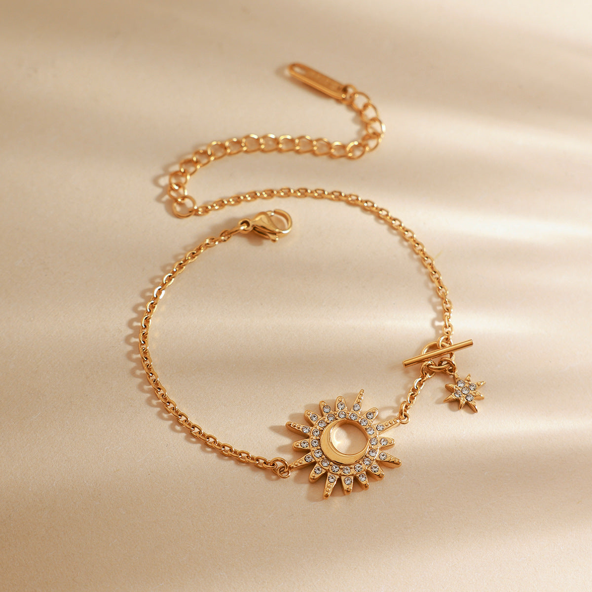 Damen Armband mit funkelndem Sonnenmuster und hypoallergener Edelstahlverarbeitung Shop Nory