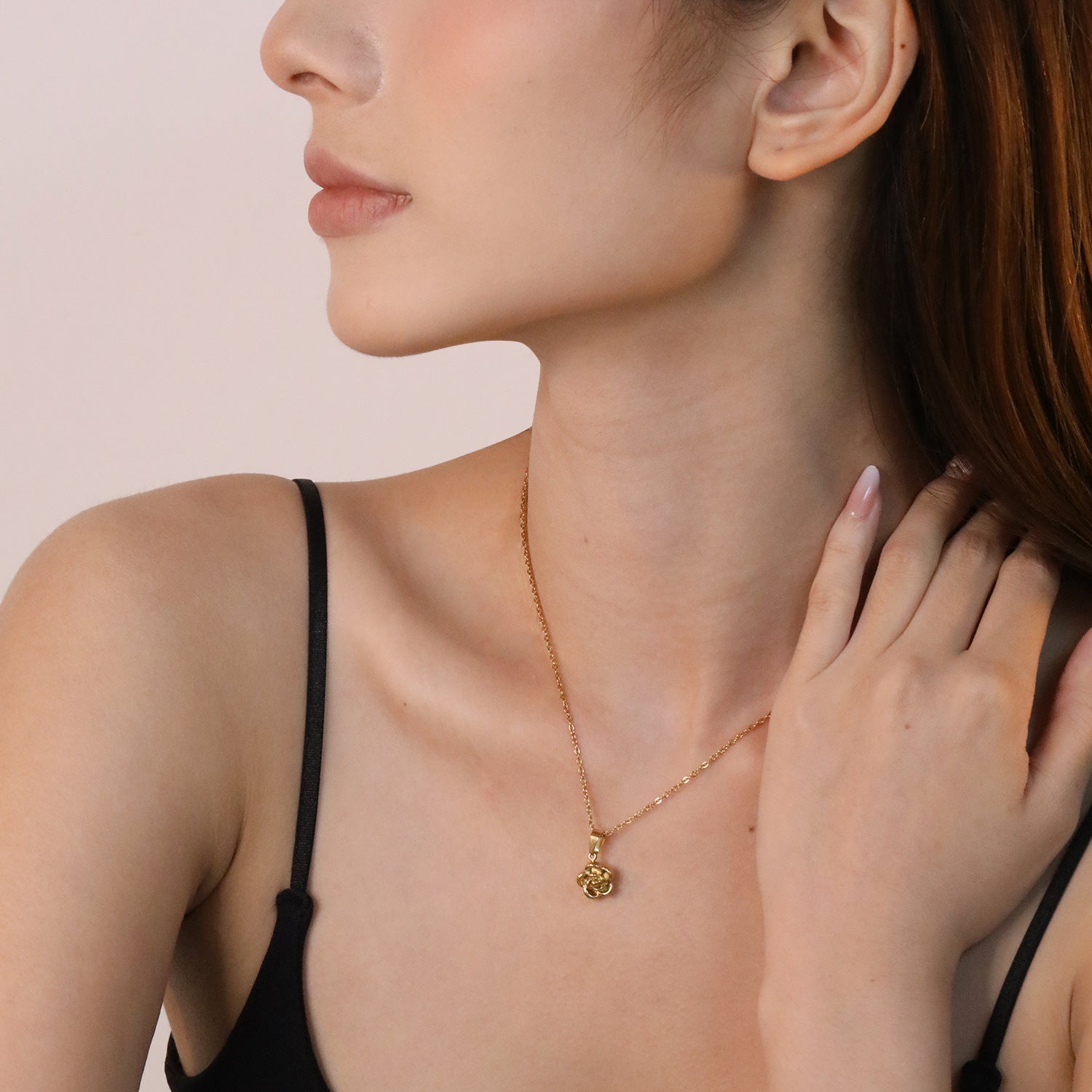 Damen Halskette mit kunstvollem Rosenanhänger und verstellbarem Kettendesign Shop Nory