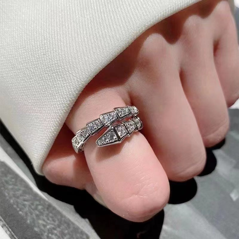 Damen Ring im künstlerischen Design mit funkelnden Akzenten Shop Nory