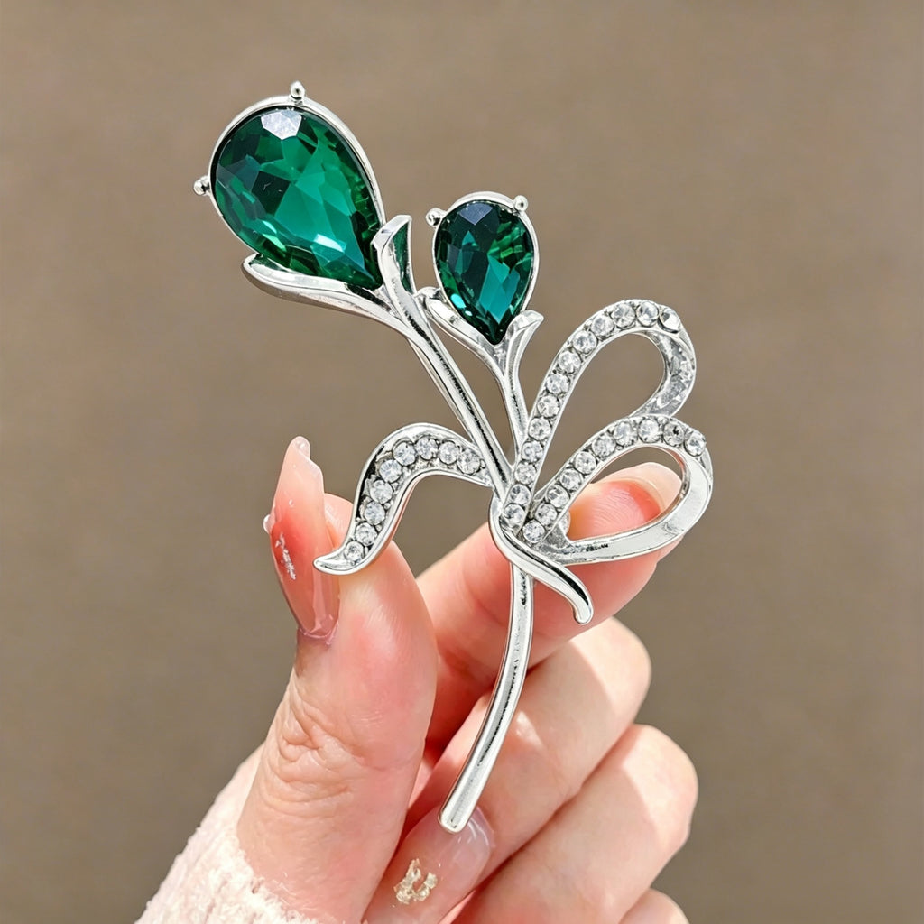 Filigrane Emaillierte Ahornblatt-Brosche mit Zirkonia