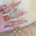 Damen Handkette mit filigranem Schmetterlingsdesign und zarten Perlenanhängern Shop Nory