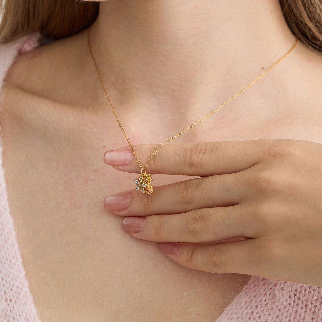 Damen Halskette mit floralem Anhänger und funkelnden Kristallen Shop Nory
