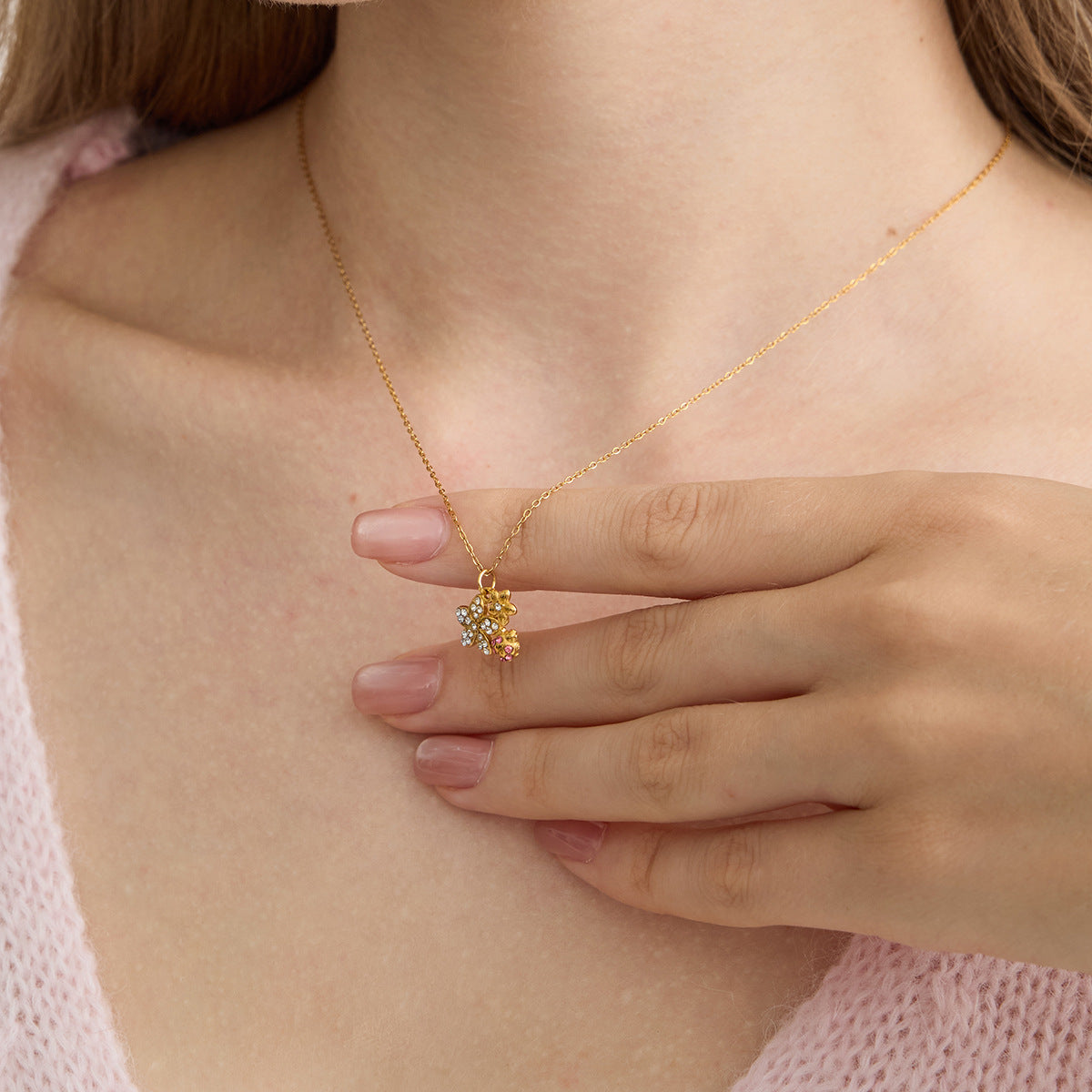 Damen Halskette mit floralem Anhänger und funkelnden Kristallen Shop Nory